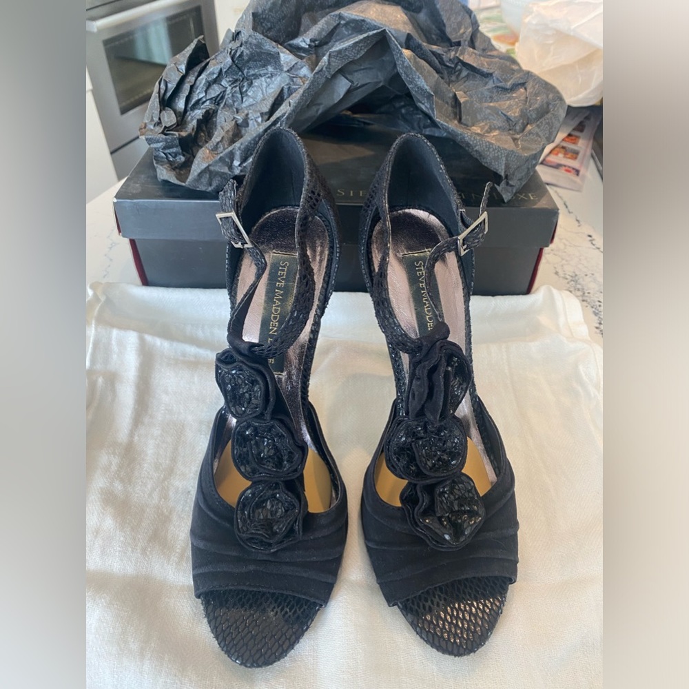 Steve Madden Black snake skin pattern sandals with rosettes